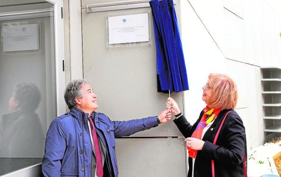 García Galindo y De la Calle descubren la placa que conmemora la inauguración oficial del aulario. :: crónica
