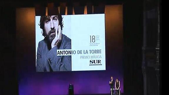 Antonio de la Torre recibe el Premio Málaga SUR rodeado de amigos