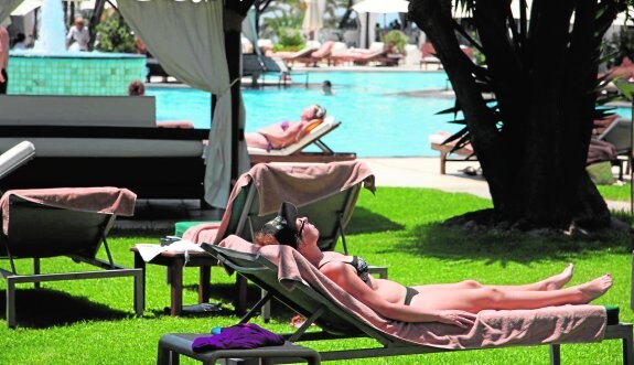Turistas disfrutan del sol y de las temperaturas suaves en un hotel de la Costa. :: SUR