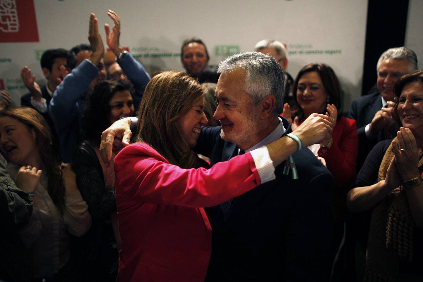 José Antonio Griñán es abrazado por la secretaria general del partido, Susana Díaz. 