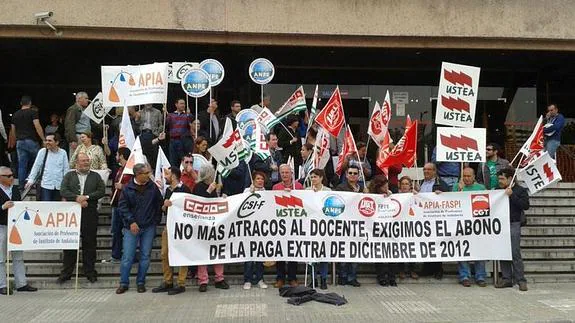 Profesores concentrados esta mañana ante la Delegación de Educación. 