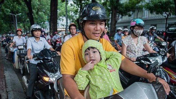 El uso generalizado del casco contrasta con la ausencia de semáforos, la presencia de niños sin protección y familias de hasta cuatro miembros viajando en la misma motocicleta