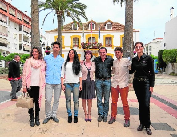 Los cabezas de lista Rosario Luque (Fuengirola), José Piña (Torremolinos), Palmira Soto (Fuengirola), Toñi Santana (Mijas), Enrique García (Benalmádena), José Carlos Núñez (Marbella) y Victoria Mendiola (número 2 por Marbella), ayer en la plaza de la Iglesia de San Pedro . :: josele-lanza