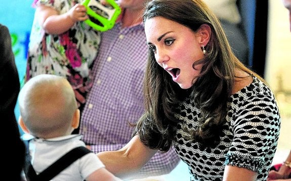 Kate Middleton juega con su hijo Jorge en un viaje oficial. :: AFP