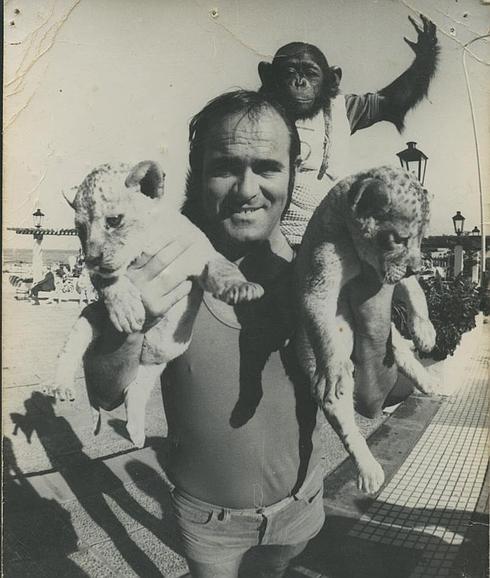 Al Pelae con el mono y los dos cachorros de león con los que se paseaba por las playas de Torremolinos.