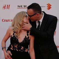 Risto Mejide besa a Carla Nieto en la alfombra roja del festival del domingo.
