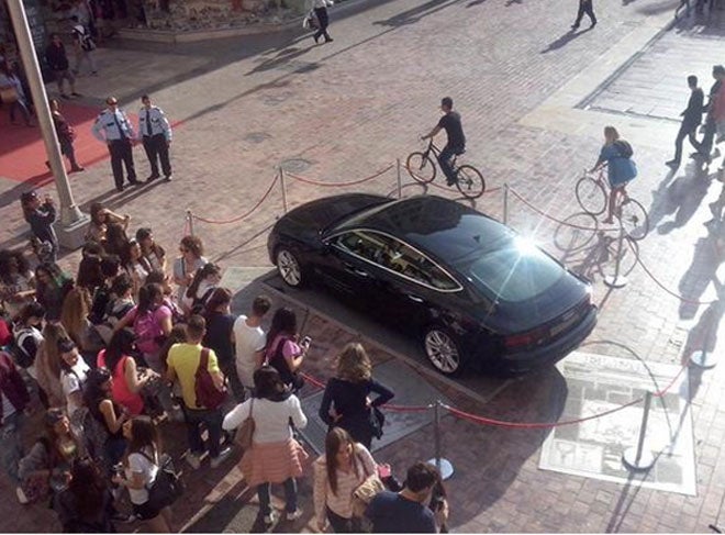 Cuando un coche de lujo no deja ver la Historia