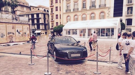 El coche Audi se ha desplazado unos metros. 