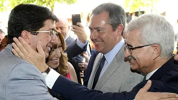 El líder andaluz de Ciudadanos, Juan Marín, con Susana Díaz y los socialistas Espadas y Jiménez Barrios, el pasado miércoles en la Feria de Sevilla.