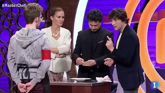 Alberto recibe las opiniones del jurado tras presentar su plato. 