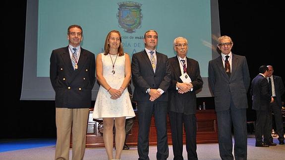 Los premiados junto a Elías Bendodo. 