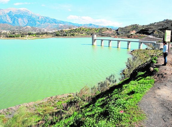 La presa de La Viñuela tiene una capacidad de 168 hectómetros. :: e. c.