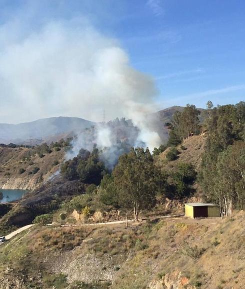 Bomberos da por controlado el fuego declarado en la zona de la presa del Limonero