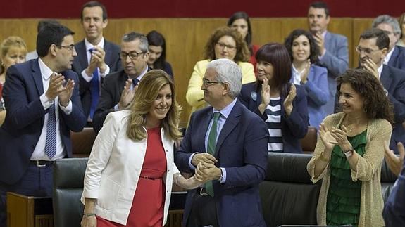 Susana Díaz, aplaudida por el grupo parlamentario socialista tras su intervención en el pleno del Parlamento andaluz. 