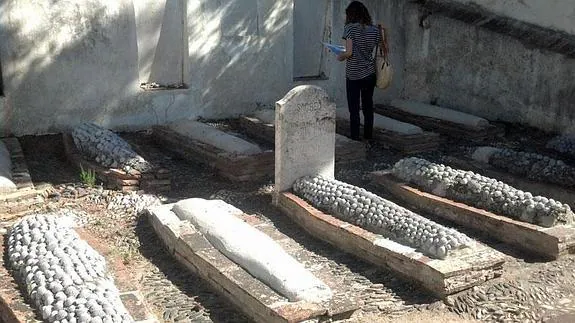 En la imagen, varias de las tumbas del Cementerio Inglés cubiertas con cemento blanco junto a otras con el revestimiento original de conchas marinas.