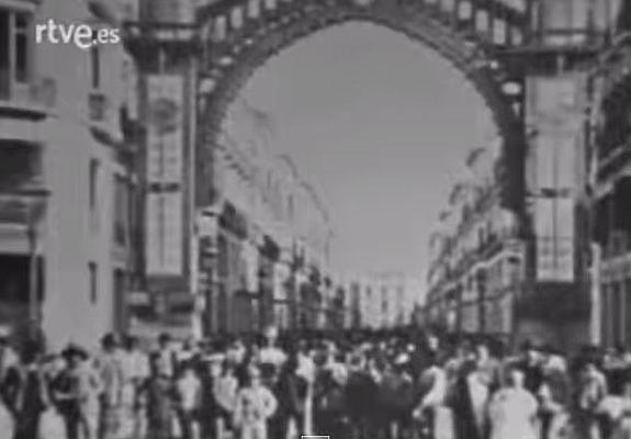 Imagen histórica de la inuguración de la calle el 19 de agosto de 1891. Vídeo: Relato del proyecto y la construcción.