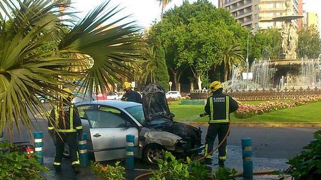 Arde un coche en plena rotonda del General Torrijos, en Málaga capital