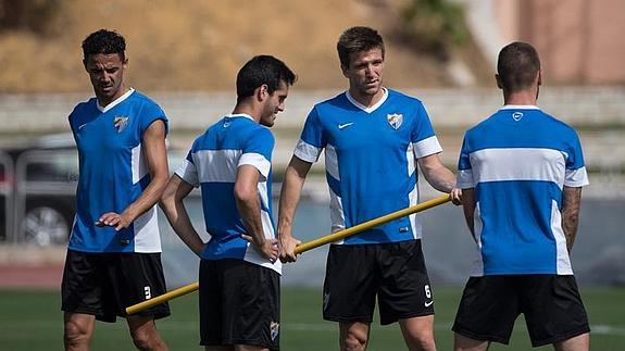 Weligton,Juanmi, Camacho y Sergi Darder, en el caluroso entrenamiento de ayer en el Ciudad de Málaga. 