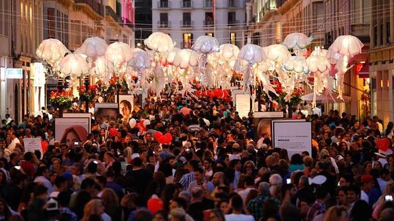 Miles de malagueños abarrotan la calle Larios, cubierta de medusas gigantes. 