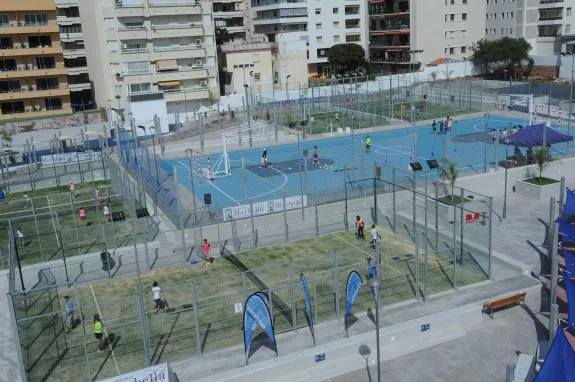 Los escolares estrenaron las cinco pistas del nuevo recinto al aire libre. :: josele-lanza