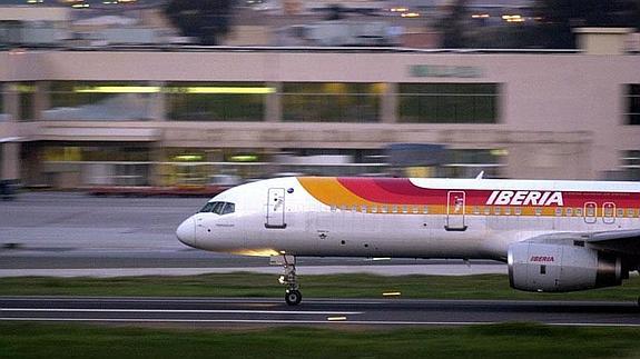 Un avión de Iberia en el aeropuerto de Málaga. 