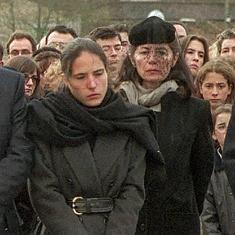 Mazarine Pingeot y su madre, Anne Pingeot, junto al ataúd de Mitterrand.