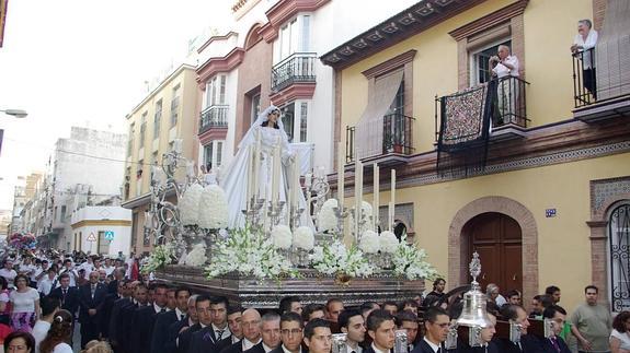 La Virgen del Rocío en la procesión a su paso por el barrio de la Victoria en su salida anual con motivo de la festividad de Pentecostés.