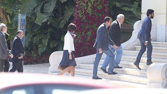 El grupo de representantes de la sociedad catarí, el jueves a su llegada a la Casona del Parque. 