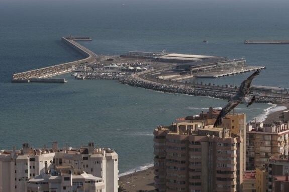 Ubicación de los terrenos destinados al hotel, en el dique de Levante del puerto de Málaga. :: álvaro cabrera