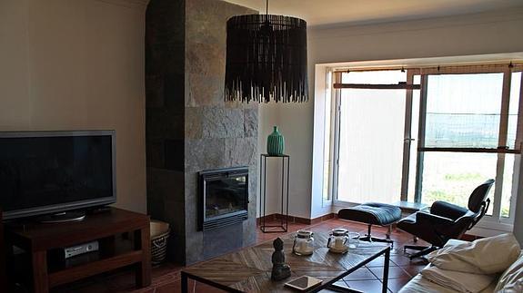 1. Salón y rincón de lectura con vistas a la ciudad.