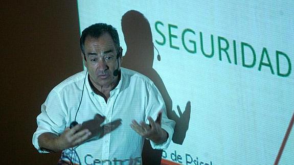 Carlos Odriozola, ayer durante su conferencia a la que asistieron más de 300 personas.