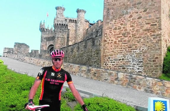 Manuel Marcos Becerra, ante el Castillo de los Templarios de Ponferrada. :: sur