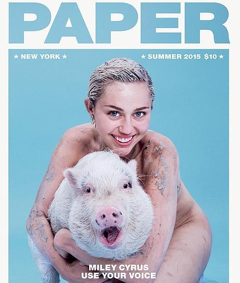 Miley Cyrus posa desnuda, llena de barro y con su cerda