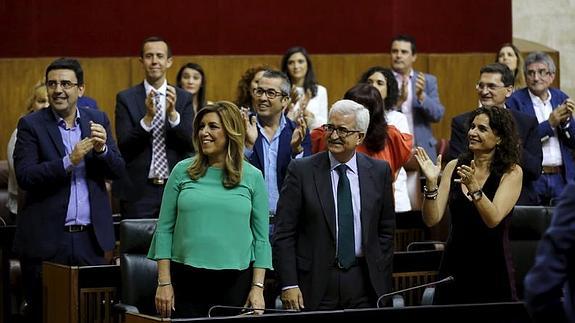 Los diputados socialistas aplauden a Susana Díaz recién elegida presidenta por el Parlamento en la tarde de ayer