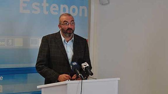 El líder del PSOE en Estepona, David Valadez, presenta su renuncia al acta de concejal