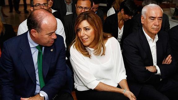 Barón y Díaz en la visita a Los Dólmenes de Antequera el 20 de mayo de 2014, ante el propio Alonso