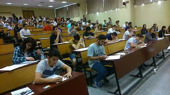 Un grupo de alumnos se examinan de Selectividad, hoy martes.