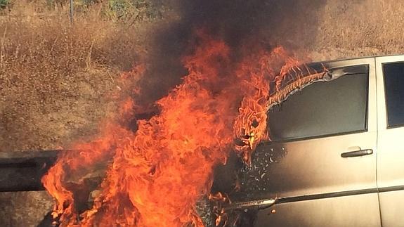 El incendio de un turismo provoca retenciones de dos kilómetros en el falso túnel de Carlos Haya