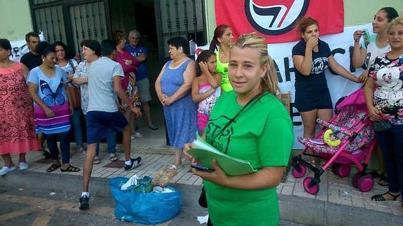La movilización ciudadana y la falta de recursos del juzgado frustra el desahucio de una madre soltera con dos hijos en Monte Pavero