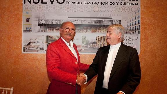 El responsable del mercado, José Luis Blanco, con el presidente del Grupo Lezama, Luis Lezama. 