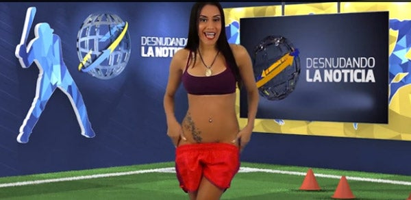 Una presentadora cumple una promesa y se desnuda en antena por su Selección
