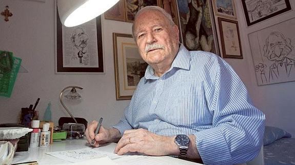 Manuel García Duarte, en la mesa de dibujo de su casa de Málaga en la que crea sus viñetas. 