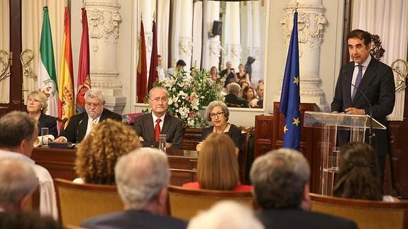 José María Luna pronuncia su discurso de ingreso junto a Marion Reder, José Manuel Cabra de Luna, Francisco de la Torre y Rosario Camacho.