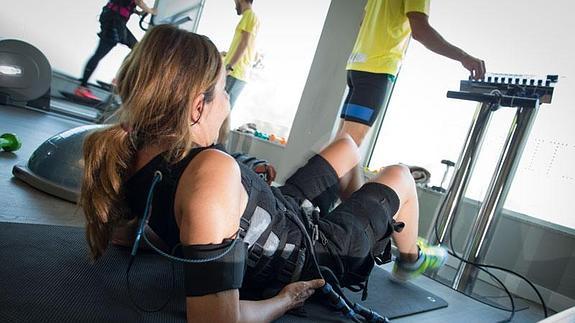 En una sesión de electroestimulación, el usuario se coloca un traje especial conectado a una consola desde donde se controlan las descargas. El monitor también puede dirigir qué ejercicios debe hacer mientras tanto. «Puede correr en cinta, hacer TRX...», explica Fernando Lobete en el Beper Sports Club