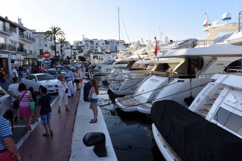 Turistas en Puerto Banús. :: josele-lanza