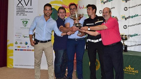 El equipo de El Chaparral posa con el trofeo de ganador de la pasada edición del torneo.