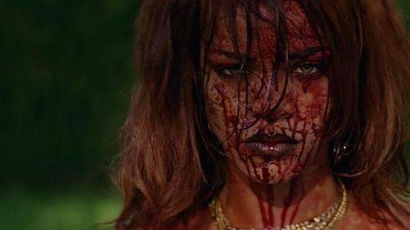 Rihanna, desnuda y ensangrentada en su nuevo videoclip