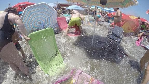 Imagen captada por un bañista en el momento de romper la ola en la orilla. 