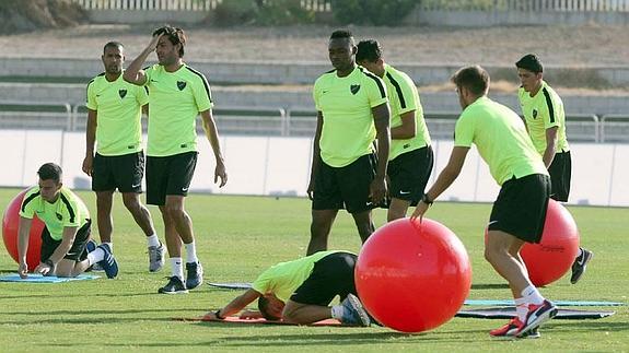 Kameni se ejercita junto al resto de sus compañeros en el entrenamiento de esta mañana.  