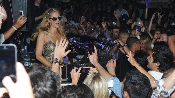 Paris Hilton enloqueció a los fans que bailaron a su ritmo durante tres horas. 